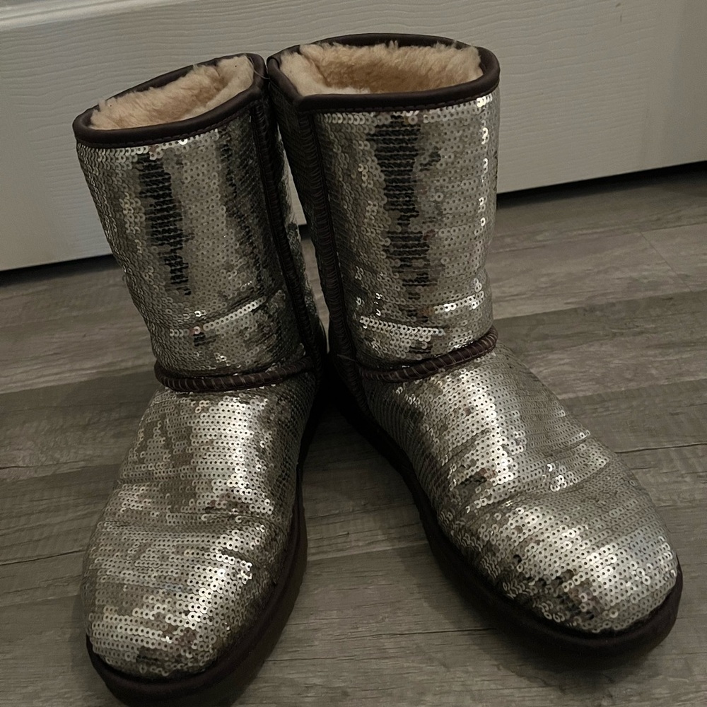 Silver Ugg Boots women’s size 9 no box. Good condition
